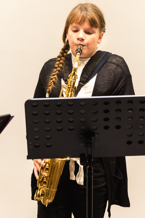 Die Saxophonistin Amelie Behrendt ist eines der acht Monheimer Nachwuchstalente, die den Sprung in den Landeswettbewerb geschafft haben. Foto: Musikschule