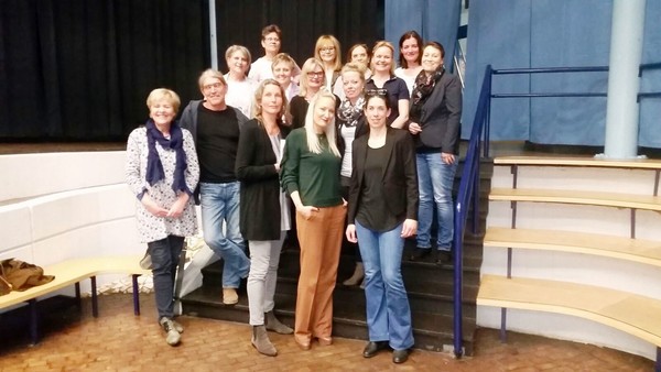 Janine Kunze (2.v.r. vorn) las aus ihrer Autobiographie „Geschenkte Wurzeln“ vor. Auf dem Foto ist sie mit Mitarbeiterinnen und Mitarbeitern der Pflegekinderdienste der beteiligten Städte zu sehen. Foto: privat