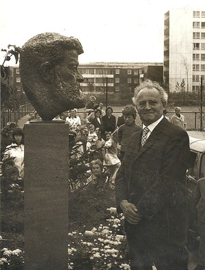 Ein altes schwarz-weiß Foto: Hans Breker neben seiner Porträtbüste von Heinrich Zille