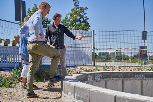 Thomas Stricker erläutert Bürgermeister Daniel Zimmermann den Fortschritt der Arbeiten am Rande des gewaltigen Wasserkraters. Fotos: Michael Hotopp