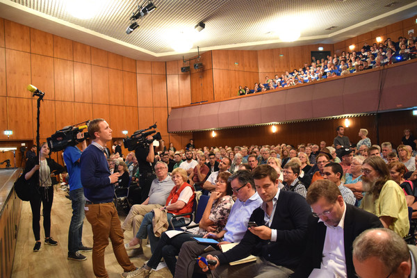 Bürgermeister Daniel Zimmermann spricht bei der Bürgerinformation in der Aula am Berliner Ring mit interessierten Bürgern. Foto: Thomas Spekowius