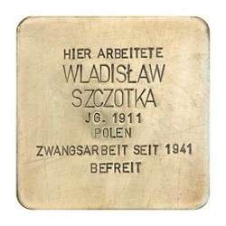 Stolperstein mit der Inschrift: Hier arbeitete Wladislaw Szczotka, JG. 1911, Polen, Zwangsarbeit seit 1941, Befreit
