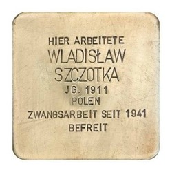 Stolperstein mit der Inschrift: Hier arbeitete Wladislaw Szczotka, JG. 1911, Polen, Zwangsarbeit seit 1941, Befreit