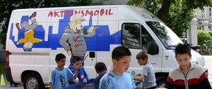 Das Aktionsmobil, davor viele Kinder