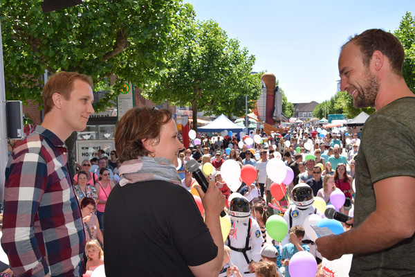 Kunstschulleiterin Katharina Braun erläutert die Aktion der rund 1.500 Schul- und Kindergartenkinder zum diesjährigen Stadtfest. Ihr Motto: „Ich heb‘ ab!“ 