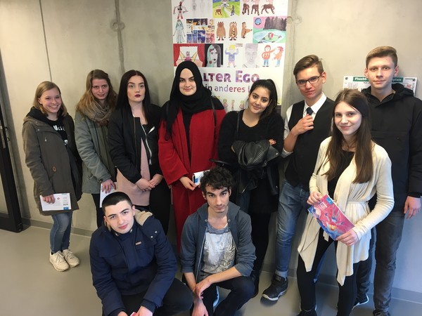 Hier sind einige der Schülerinnen und Schüler vor einem Werk aus der Ausstellung versammelt. Foto: Katharina Braun