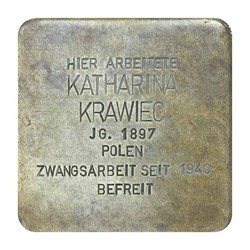 Stolperstein mit der Inschrift: Hier arbeitete Katharina Krawiec, JG. 1897, Polen, Zwangsarbeit seit 1940, Befreit