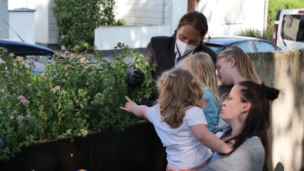 Im dritten Kapitel der mehrteiligen Kunstaktion geht es um die Ernte. Jan Philip Scheibe sichtet mit Monheimer Kindern den Ertrag des angepflanzten Dosts. Foto: Scheibe & Güntzel
