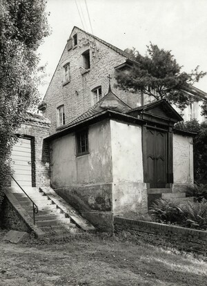 Ein altes schwarz-weiß Foto der kleinen Kapelle mit quadratischer Grundform