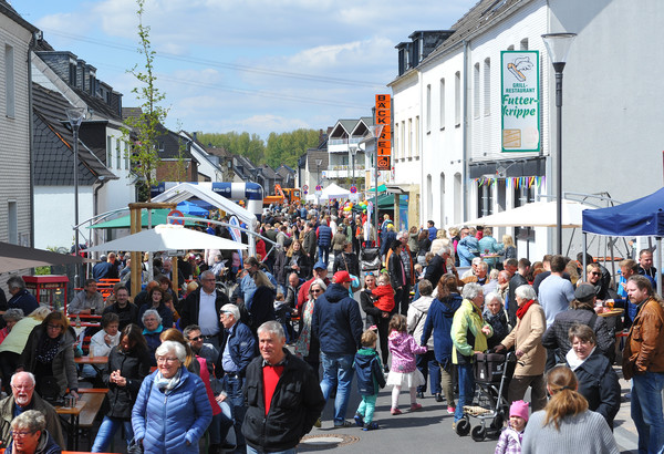 Zahlreiche Besucherinnen und Besucher feierten 2018 das Baumberger Hauptstraßenfest. Foto: Michael de Clerque