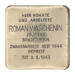 Stolperstein mit der Inschrift: Hier wohnte und arbeitete Roman Waschenin, JG. 1904, Sowjetunion, Zwangsarbeit seit 1944, Befreit, Tot 3.6.1945