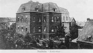 Eine alte Postkarte mit dem mehrstöckigen Gebäude des St.-Josef-Krankenhauses