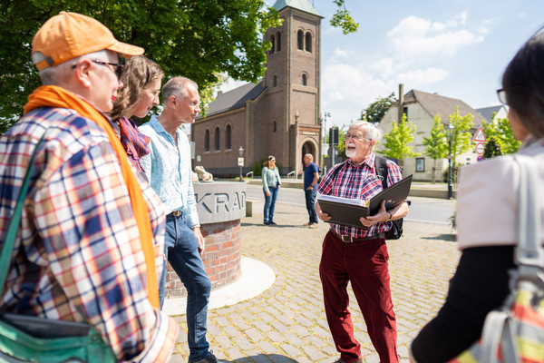 Mit viel Begeisterung erzählen sie auf individuellen Führungen Wissenswertes über die Historie und Entwicklung von Monheim am Rhein. 