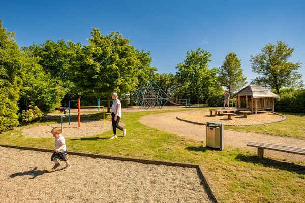Seit 18 Jahren lädt der Spielplatz an der Goeppert-Mayer-Straße in Zaunswinkel zum Toben ein. Foto: Tim Kögler