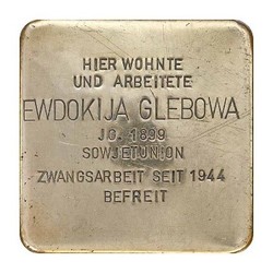Stolperstein mit der Inschrift: Hier wohnte und arbeitete Ewdokija Glebowa, JG. 1899, Sowjetunion, Zwangsarbeit seit 1944, Befreit