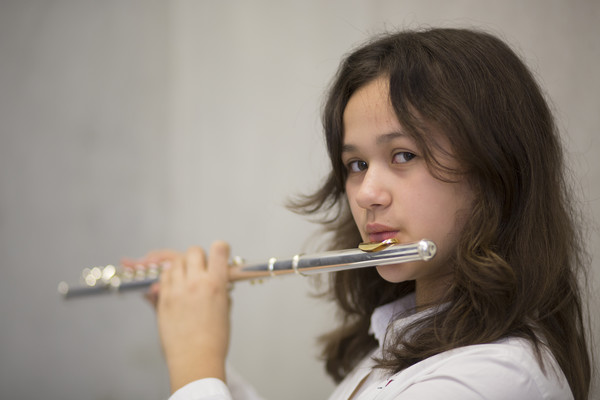 Lilly Ruhnau-Wiebusch war gleich in zwei Wettbewerben erfolgreich – im Fach Gesang und in einem Querflötentrio. Foto: Musikschule