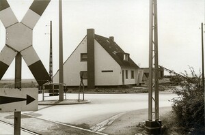 Blick in die Körnerstraße im August 1959, hinter einem Bahnübergang der Straßenbahn stehen mehrere Einfamilienhäuser