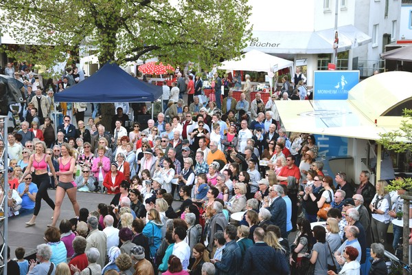 Die Modenschau mit zahlreichen Monheimer Models lockt jedes Jahr viele Besucherinnen und Besucher zum Rathausvorplatz. Foto: Thomas Spekowius