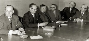 Blick in eine Ratssitzung am 2. Februar 1960: 6 Männer an einem Tisch, in der Tischmitte ein Aschenbecher