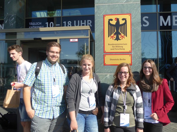 Vier Schüler Peter-Ustinov-Gesamtschule und des Otto-Hahn-Gymnasiums fuhren als Vertreter des Rheincafés nach Berlin. Foto: Jill Kessel