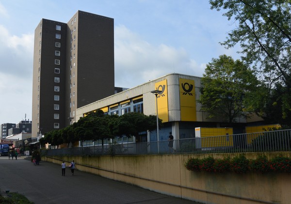 Der Übergang von der Heine- auf die Friedrichstraße soll mit dem neuen Gebäude attraktiver gestaltet werden. Die gelbe Mauer könnte entfernt werden, so dass zukünftige Ladenlokale ebenerdig erreichbar sind. Foto: Kerstin Frey