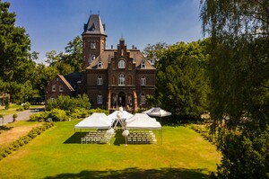 Blick auf die Marienburg. Auf der Wiese davor sind überdachte Stuhlreihen aufgestellt