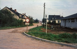Foto des Holzwegs aus Oktober 1966, der Holzweg wirkt wie ein Feldweg, rechts und links vom Weg Einfamilienhäuser