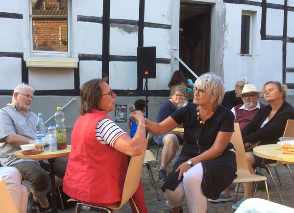 WDR-Moderatorin Annette Hager führt im „Erzählcafé unterwegs“ durch das Gespräch. Foto: Julia Gerhard