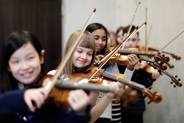 Seit 2019 kann man am Otto-Hahn-Gymnasium in Zusammenarbeit mit der städtischen Musikschule Orchesterinstrumente erlernen. Foto: Stadt Monheim am Rhein / Anna Schwartz