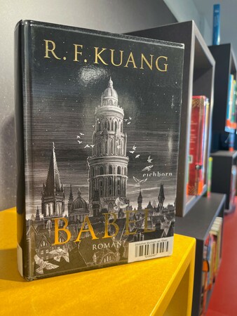 Mit über 700 Seiten ist der Roman „Babel“ ein gutes Buch für die Urlaubszeit. Foto: Stephanie Docter