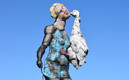 Die Statue Leda zeigt eine Frau mit blonden Haaren, sie hält eine Gans auf dem Arm