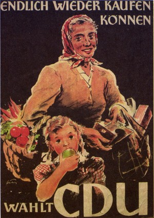 Ein altes Werbeplakat der CDU: Eine Frau mit Kopftuch und vollem Einkaufskorb, vor ihr ein Mädchen, das in einen grünen Apfel beißt. Über den Menschen die Worte "Endlich wieder kaufen können wählt CDU"