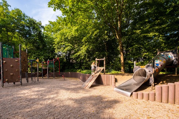 Der rund 500 Quadratmeter große Spielplatz an der Innsbrucker Straße liegt im Grünen und bietet Spielmöglichkeiten für Kinder im Kindergarten- und Grundschulalter. Foto: Tim Kögler