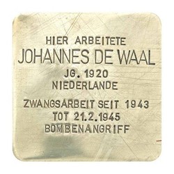 Stolperstein mit der Inschrift: Hier arbeitete Johannes de Waal, JG. 1920, Niederlande, Zwangsarbeit seit 1943, Tot 21.2.1945 Bombenangriff