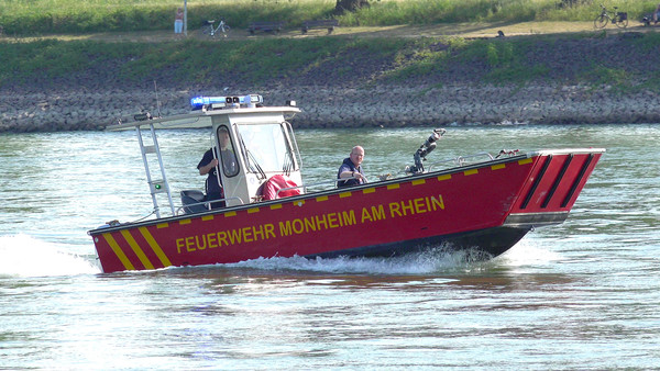 Das Mehrzweckboot der Monheimer Feuerwehr startet seine Einsätze vom heimischen Schiffsanleger aus. Foto: Stadt Monheim am Rhein 