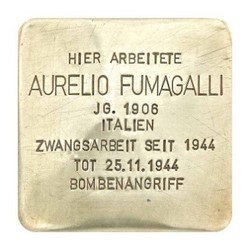 Stolperstein mit der Inschrift: Hier arbeitete Aurelio Fumagalli, JG. 1906, Italien, Zwangsarbeit seit 1944, Tot 25.11.1944 Bombenangriff