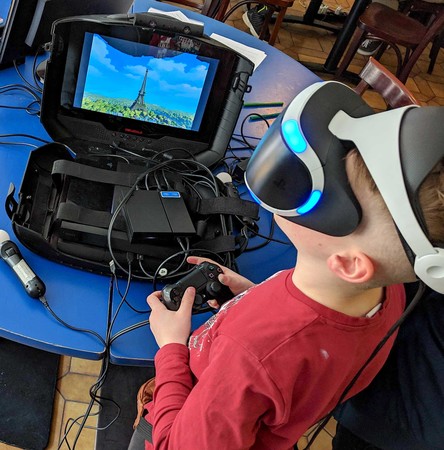 Eintauchen in virtuelle Welten – mit der VR-Brille ist das möglich. Foto: fjmk