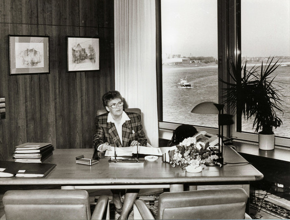 Die damalige Landtagspräsidentin Ingeborg Friebe im April 1991 in ihrem Büro mit Rheinblick. Foto: Max Th. Hahn / Stadtarchiv