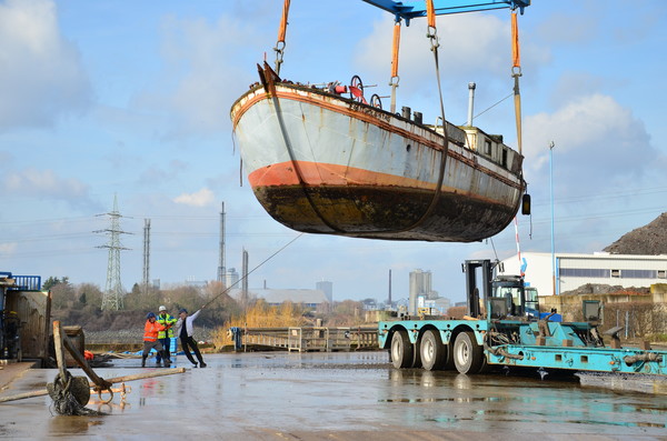 Der Kran „Big Rocky“ hebt die Fiat Voluntas im Krefelder Hafen aus dem Wasser auf den Lastwagen. Foto: Maximiliane Richtzenhain