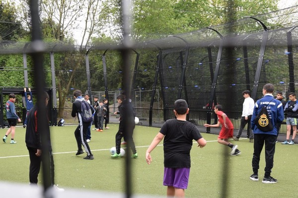 Schon zur Eröffnung der Cageball-Flächen gab es im Mai 2017 ein kleines Turnier. Jetzt können 10- bis 21-Jährige in zwei Altersgruppen wieder gegeneinander antreten. Foto: Norbert Jakobs
