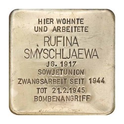 Stolperstein mit der Inschrift: Hier wohnte und arbeitete Rufina Smyschljaewa, JG. 1917, Sowjetunion, Zwangsarbeit seit 1944, Tot 21.2.1945, Bombenangriff
