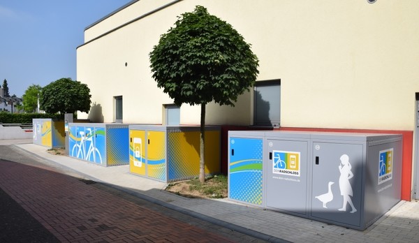 Im Durchgang zwischen dem Monheimer Tor und dem Rathaus-Center stehen 13 Boxen, in sieben davon können auch E-Bikes geladen werden. Foto: Birte Hauke