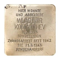 Stolperstein mit der Inschrift: Hier wohnte und arbeitete Wladimir Kolomichev, JG. 1925, Sowjetunion, Zwangsarbeit seit 1942, Tot 21.2.1945, Bombenangriff