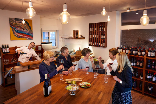 Beim „Gourmet-Mittwoch“ kommen Teilnehmende unter anderem bei La piccola enoteca vorbei. Foto: Thomas Lison