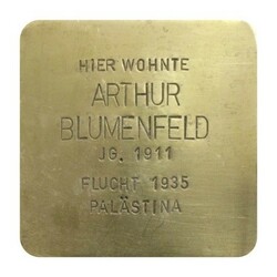 Stolperstein mit der Inschrift: Hier wohnte Arthur Blumenfeld, JG. 1911, Flucht 1935, Palästina