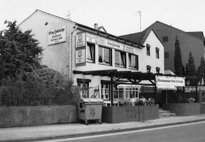 Schwarz-weiß Foto der Gaststätte "Em Höttche"