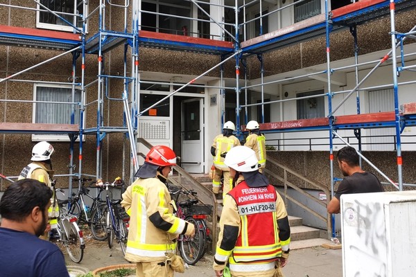 Wohnung, Flur und Treppenraum des Hauses mussten belüftet werden. Foto: Feuerwehr Monheim am Rhein