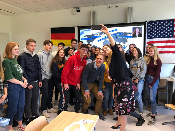 Selfie mit Generalkonsulin und Bürgermeister. Die Stimmung am Otto-Hahn-Gymnasium war sichtlich gut.