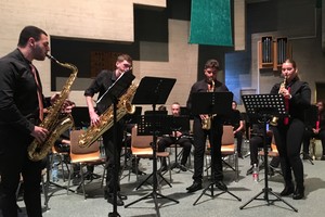 Vier Saxophonistinnen und Saxophonisten spielen zusammen