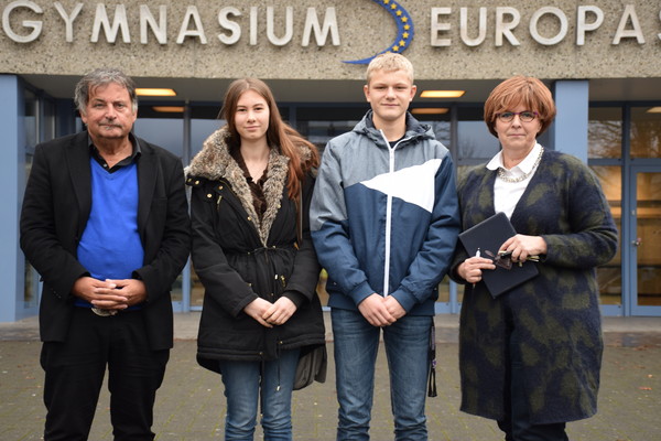Petra Pesch und ihr Kollege Hagen Bastian betonen die gute Kooperation. Selina und Florian freuen sich schon auf den Wechsel von der Sekundarschule auf das Otto-Hahn-Gymnasium. Foto: Norbert Jakobs